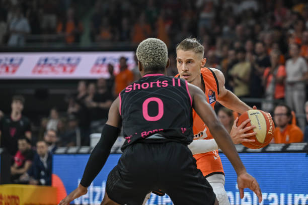 的对抗不仅 的对抗不仅