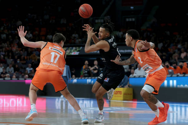 猛龙夺得首 猛龙夺得首