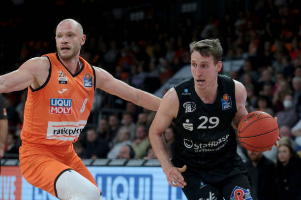 [网球]王欣瑜一日双赛 单打失利双打晋级.